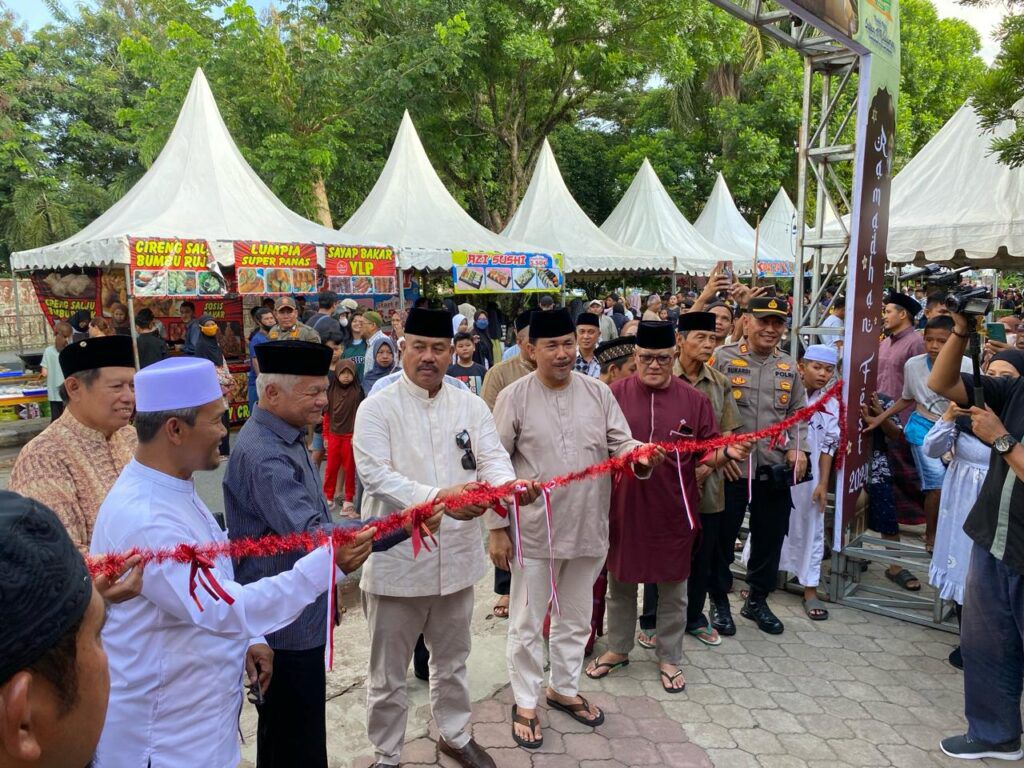 Bupati Kukar, Edi Damansyah saat menggunting pita sebagai tanda dibukanya lorong Pasar Ramadan (Istimewa)