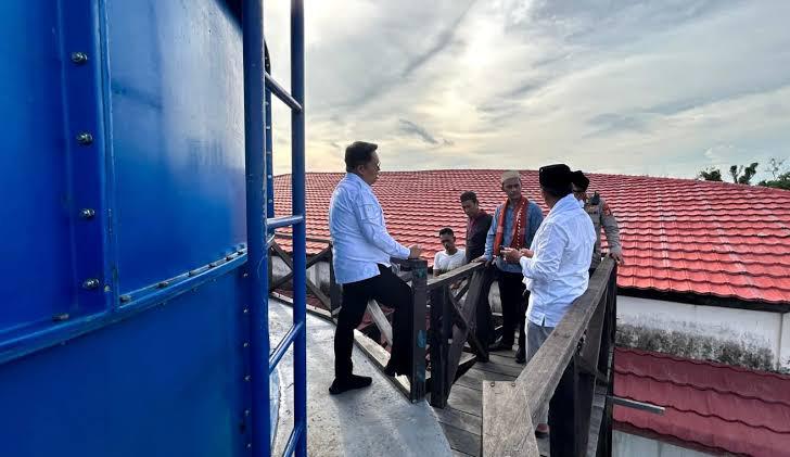 Wabup Remdi Solihin saat meninjau proyek pembanguan jaringan air bersih di Desa Muara Pantuan, Kecamatan Anggana (Istimewa)